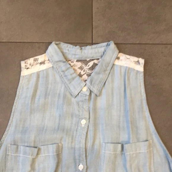 Abercrombie & Fitch Button Down Sleeveless Top with Collar - Picture 2 of 10